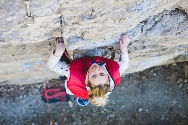 Rock climber on a rock. — Stock Photo, Image