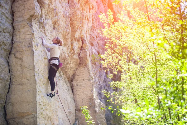 Rock klimmer op een rots. — Stockfoto