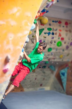 Spor salonunda dağcılık.