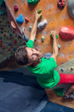 Bir dağcı bouldering hall içinde yer alır..