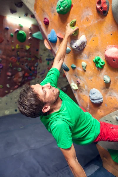 Escalada en roca en el gimnasio . —  Fotos de Stock