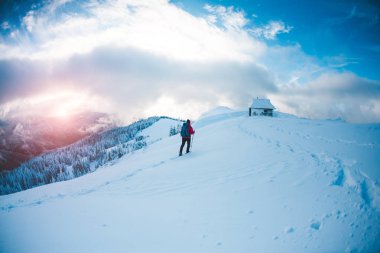 Dağcı kulübe gider.