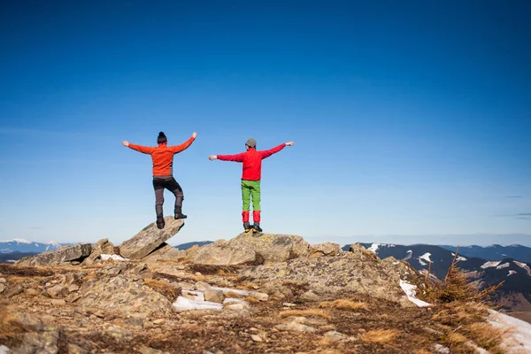 Dva horolezci na vrcholu. — Stock fotografie