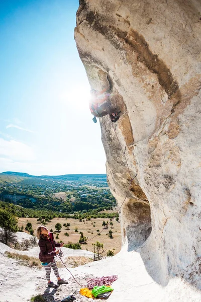 Dos escaladores están entrenando . — Foto de Stock