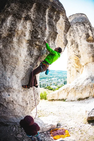 Formación de escaladores de roca en la naturaleza . — Foto de Stock