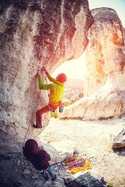 Formación de escaladores de roca en la naturaleza . — Foto de Stock