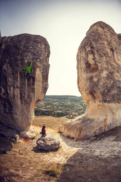 Deux grimpeurs s'entraînent . — Photo