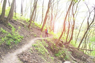 Sırt çantası ile kız.