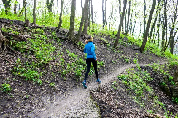 Chica corriendo en el bosque — Foto de Stock