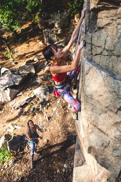 Chica escalador en una roca . —  Fotos de Stock