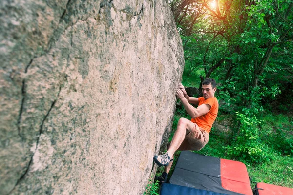 The climber is climbing bouldering. — Stock Photo, Image