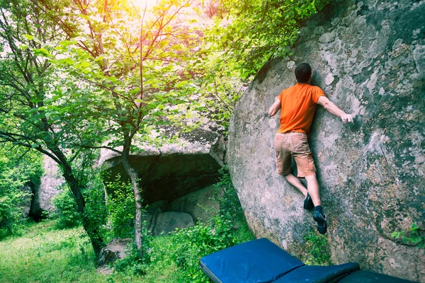 El escalador está escalando bouldering . — Foto de Stock