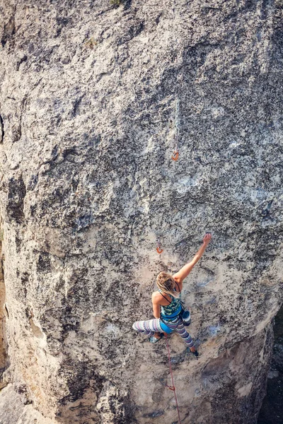 La chica sube a la roca . — Foto de Stock