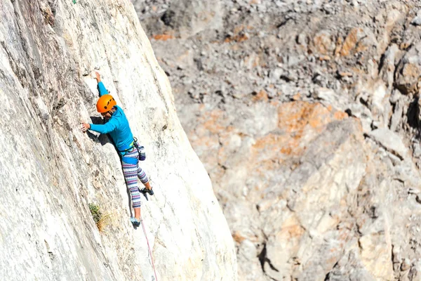 Mujer con casco en la roca . — Foto de Stock