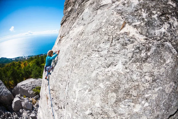 Un escalador en una pared . — Foto de Stock