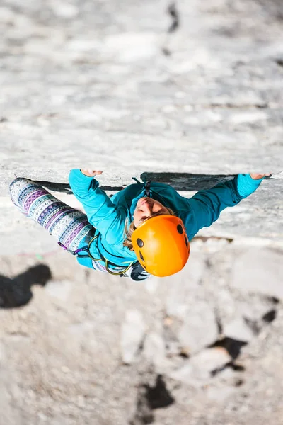 Das Mädchen erklimmt den Felsen. — Stockfoto