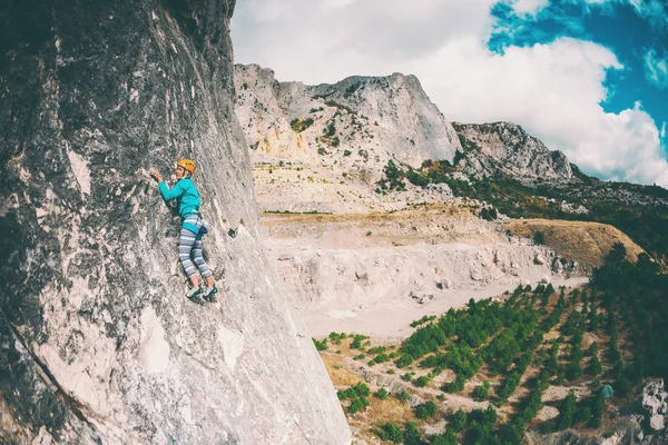 Lány mászik a rock. — Stock Fotó