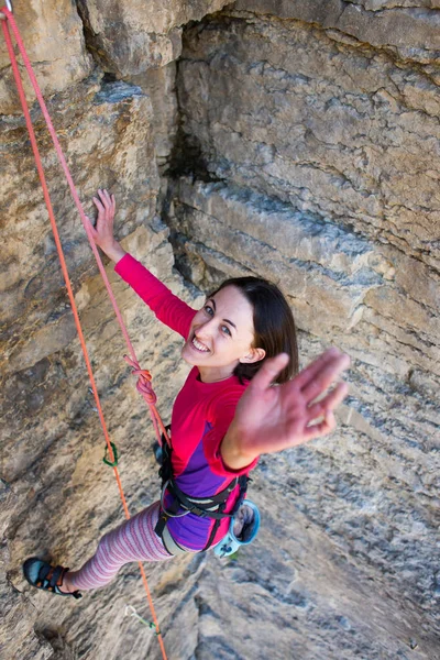 Girl rock klättrare har nått toppen av klippan. — Stockfoto