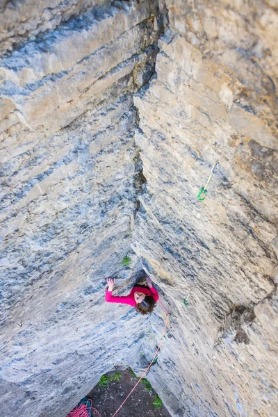 Chica escalador de roca — Foto de Stock