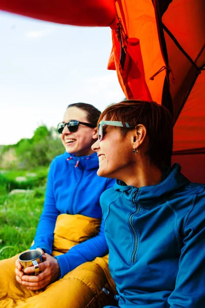 Due ragazze si divertono vicino alla tenda campeggio — Foto Stock