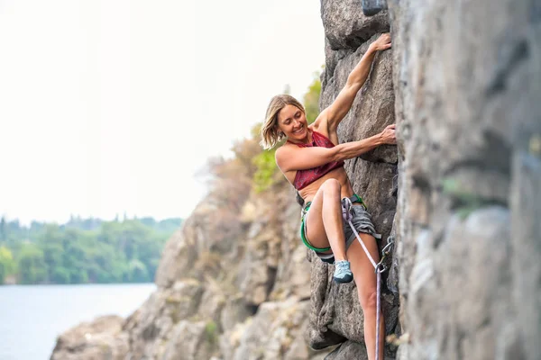 女の子は、岩を登る — ストック写真