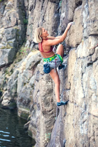 Girl climbs the rock — Stock Photo, Image
