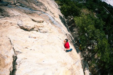 Bir dağcı bir kayanın üzerinde.