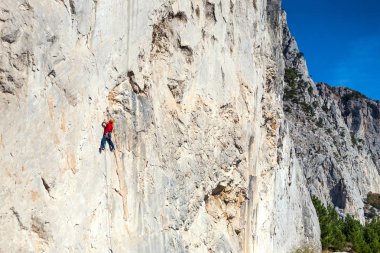 Bir adam bir kayaya tırmanmak eğitim.