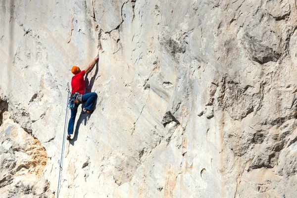 Bir adam bir kayaya tırmanmak eğitim. — Stok fotoğraf