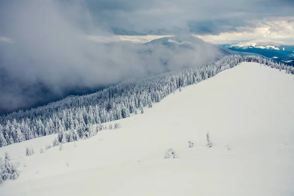 Зимовий пейзаж у горах . — стокове фото