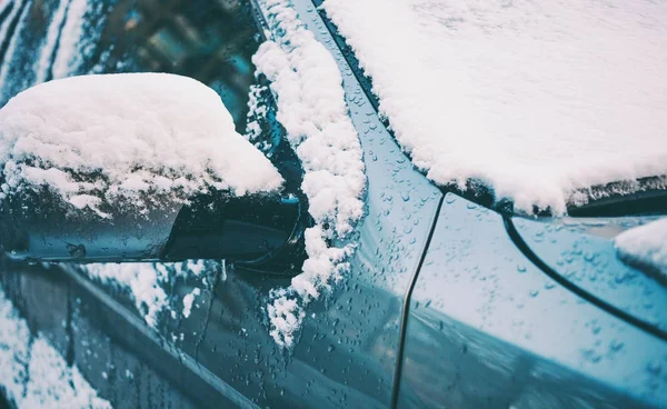 Coche cubierto de nieve . —  Fotos de Stock