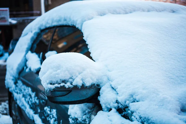 Coche cubierto de nieve . —  Fotos de Stock