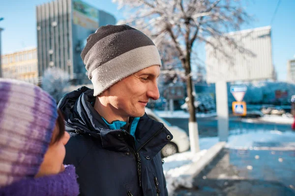 Freunde zu Fuß durch die Stadt. — Stockfoto