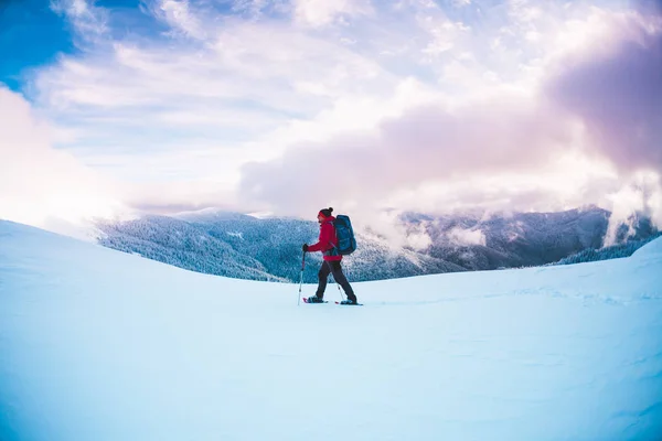 Bir erkekte dağlarda kar ayakkabıları. — Stok fotoğraf
