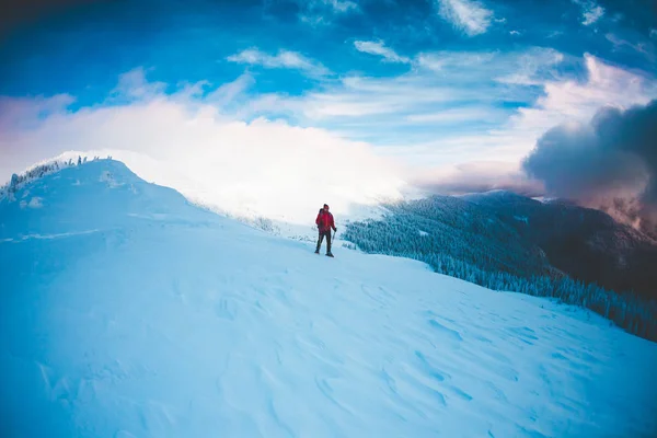 겨울에 산에서 풀어요에 있는 남자. — 스톡 사진