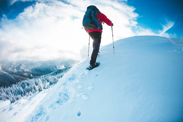 Bir erkekte kışın dağlarda kar ayakkabıları. — Stok fotoğraf