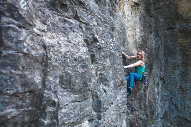 Dağcı yukarı tırmanıyor