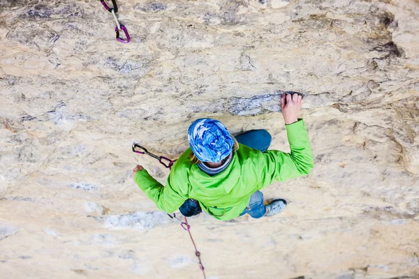 Rock klimmer op een rots. — Stockfoto