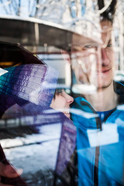 Pareja en reflejo de vidrio . — Foto de Stock