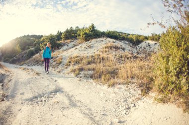 bir sırt çantası ile bir kız.