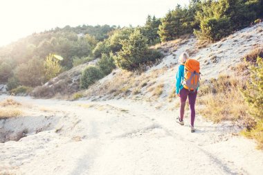 bir sırt çantası ile bir kız.