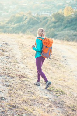 Sırt çantalı kadın.