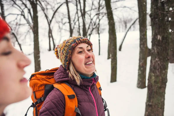 Két lány megy egy kirándulás télen — Stock Fotó