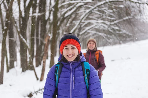 Dwie dziewczyny udają się na wycieczki w zimie — Zdjęcie stockowe