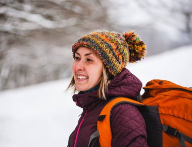 Kadın parkta kışın yürür.. 