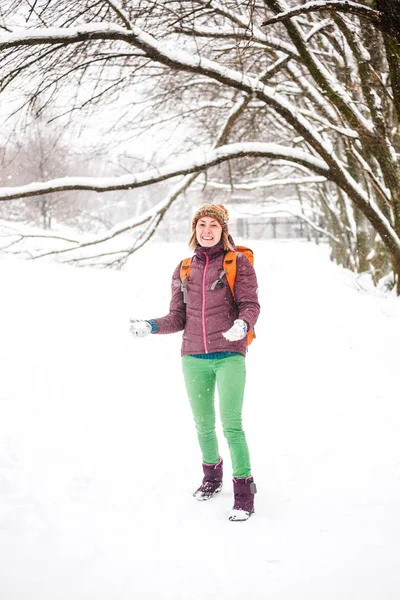 Meisje spelen sneeuwballen. — Stockfoto