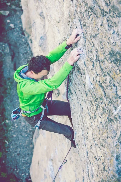 Un escalador en una roca . — Foto de Stock
