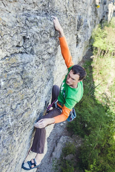 Un escalador en una roca . — Foto de Stock