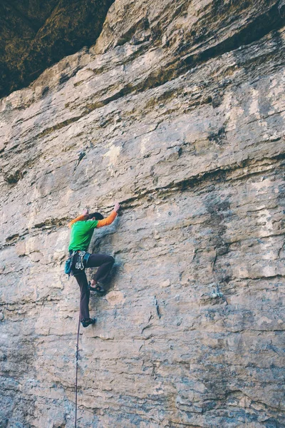 Um alpinista numa rocha . — Fotografia de Stock