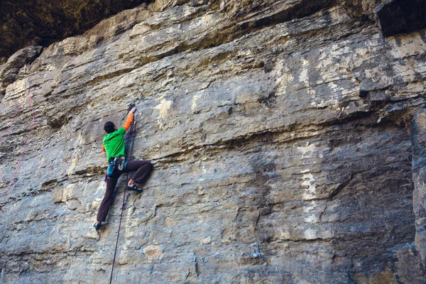 A rock climber on a rock. — Stock Photo, Image